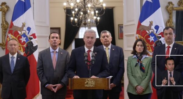 Kast junto a gabinete