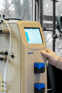 Integrante del proyecto BIOH2-VAL produciendo biohidrógeno a con residuos frutales