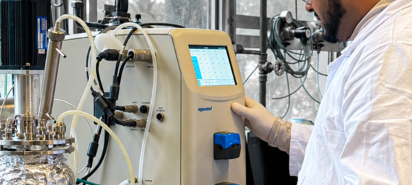 Integrante del proyecto BIOH2-VAL produciendo biohidrógeno a con residuos frutales