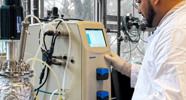 Integrante del proyecto BIOH2-VAL produciendo biohidrógeno a con residuos frutales